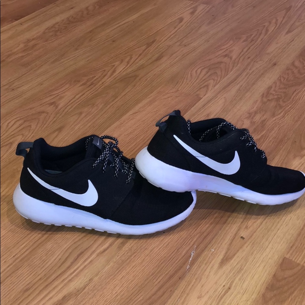 women’s nike roshes